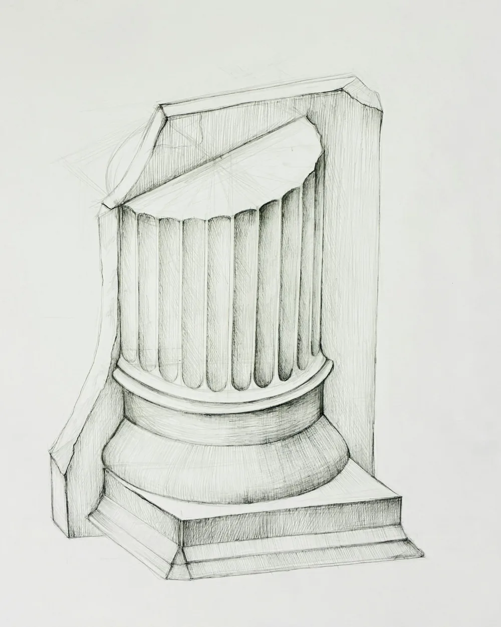 Dibujo a grafito de una basa de columna clásica y un fragmento de capitel, resuelto con trama fina y sombras graduadas.